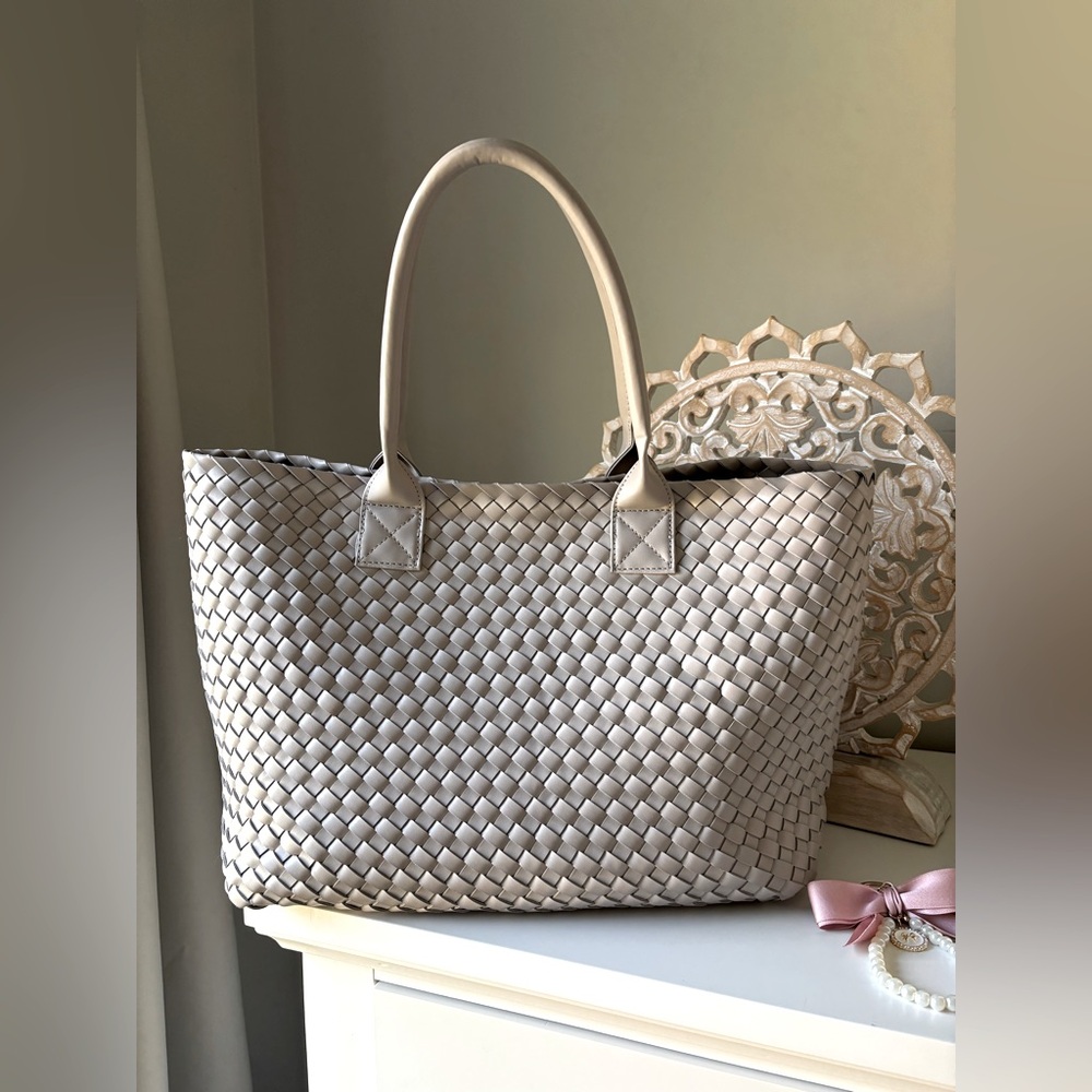 EXPRESSIONS NYC Vegan Tote Bag LIKE NEW with pouch - Picture 4 of 15